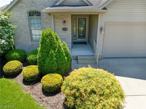 704 Parkview Dr, Dover, OH 44622 photo 2