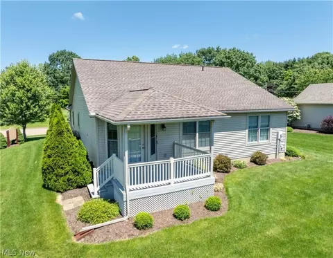 704 Parkview Dr, Dover, OH 44622 photo 3