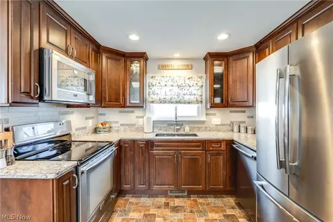 Kitchen - 1525 Maple St, Wickliffe, OH 44092 photo 3 of 4