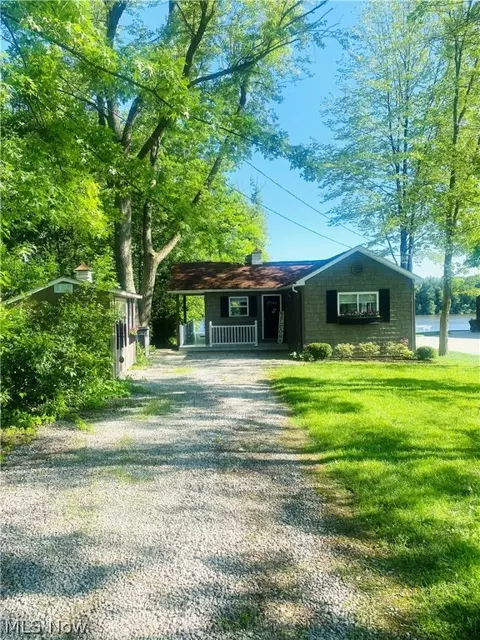 17109 Pointview Ave, Lake Milton, OH 44429
