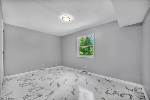 Bedroom - 37405 Fox Run Dr, Solon, OH 44139 photo 3 of 7