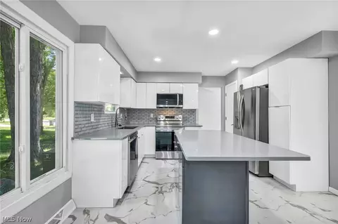Kitchen - 37405 Fox Run Dr, Solon, OH 44139 photo 3 of 5