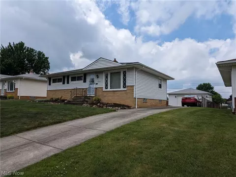 7270 Nobb Hill Dr, Parma, OH 44130