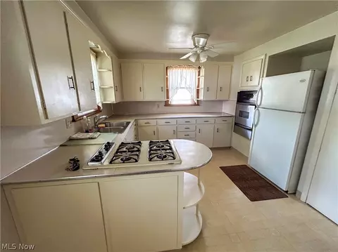 Kitchen - 637 Edison St, Struthers, OH 44471 photo 1 of 3