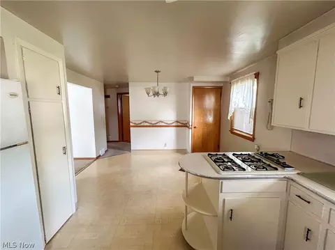 Kitchen - 637 Edison St, Struthers, OH 44471 photo 3 of 3