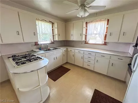 Kitchen - 637 Edison St, Struthers, OH 44471 photo 2 of 3