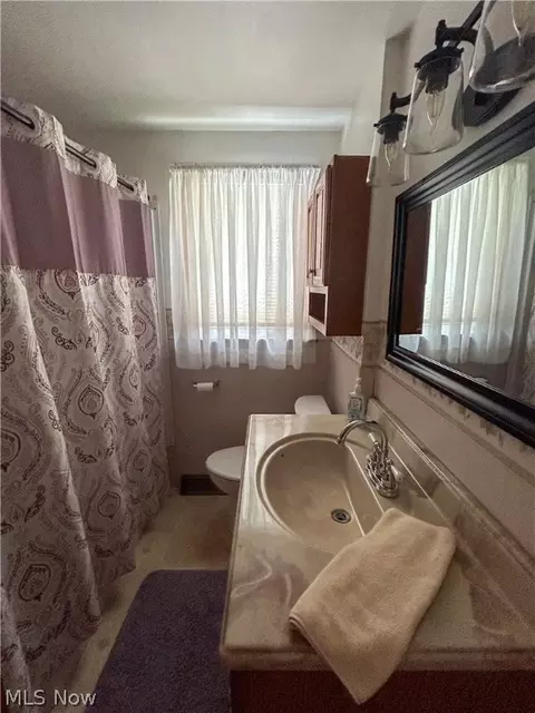 Bath - 637 Edison St, Struthers, OH 44471 photo 1 of 1