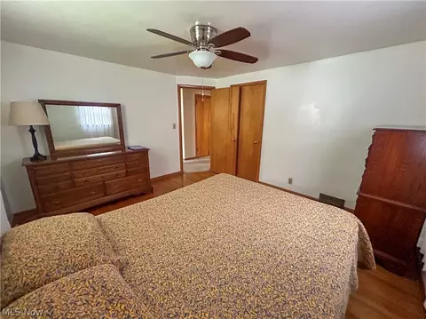 Bedroom - 637 Edison St, Struthers, OH 44471 photo 2 of 5