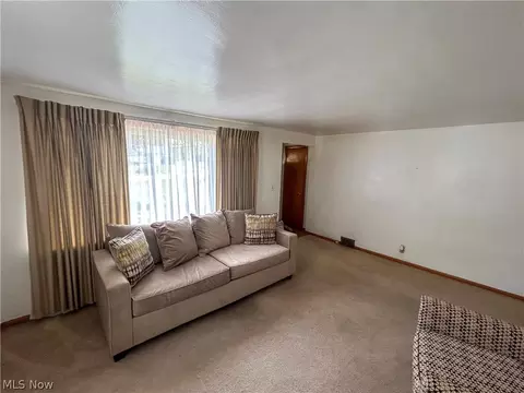 Living - 637 Edison St, Struthers, OH 44471 photo 2 of 3