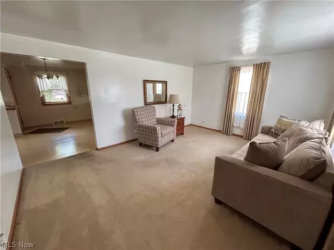 Living - 637 Edison St, Struthers, OH 44471 photo 1 of 3