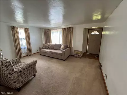 Living - 637 Edison St, Struthers, OH 44471 photo 3 of 3