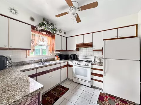 Kitchen - 405 Eastern Ave, Campbell, OH 44405 photo 3 of 5