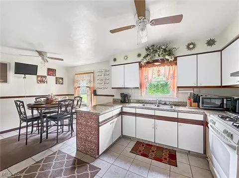 Kitchen - 405 Eastern Ave, Campbell, OH 44405 photo 2 of 5