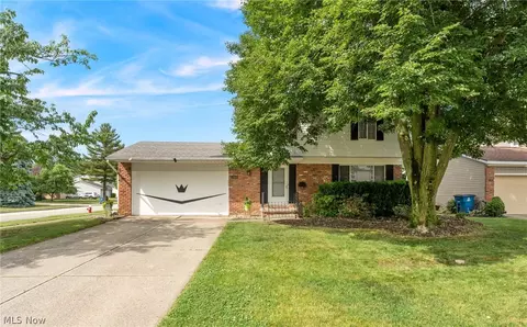 368 Bayshore Dr, Eastlake, OH 44095
