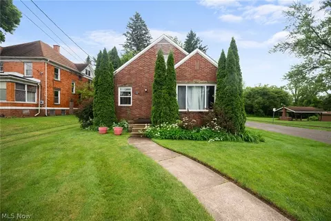 2448 Tuscarawas St E, Canton, OH 44707