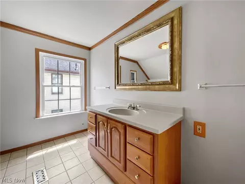 Bath - 382 Oxford Ave, Akron, OH 44310 photo 3 of 5
