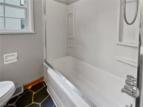 Bath - 382 Oxford Ave, Akron, OH 44310 photo 2 of 5