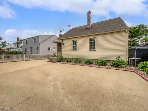 Exterior - 382 Oxford Ave, Akron, OH 44310 photo 3 of 3