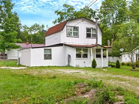 221 Goredon Dr, Chardon, OH 44024