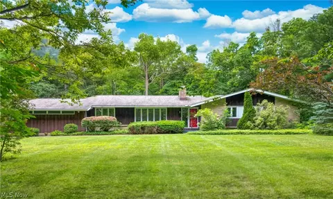 13034 Woodcrest Ln, Chesterland, OH 44026