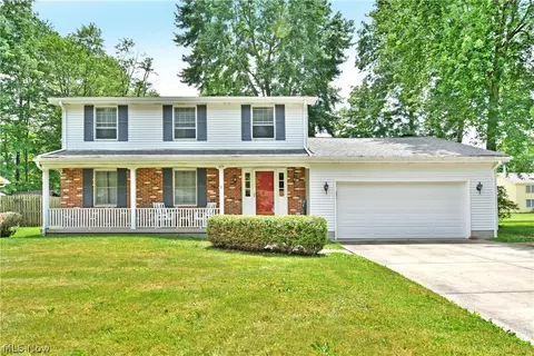 324 Greenbriar Dr, Cortland, OH 44410