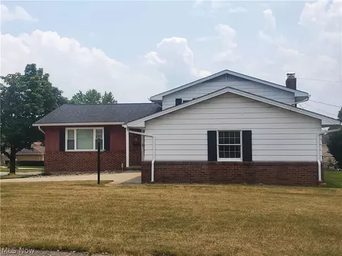 13590 Foxcroft Dr, Garfield Heights, OH 44125