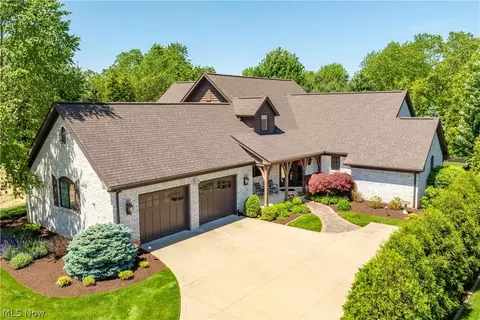 1055 Cromdale Cir NE, North Canton, OH 44720