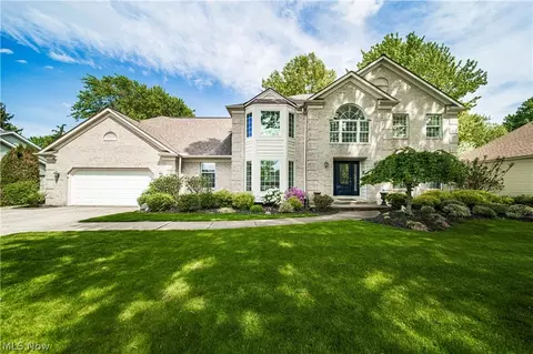 615 Dewitt Dr, Highland Heights, OH 44143