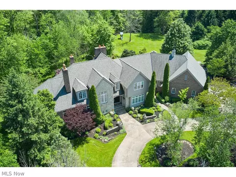 1085 Top Of The Hill Rd, Akron, OH 44333