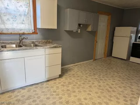98 High St, Smithfield, OH 43948 photo 3