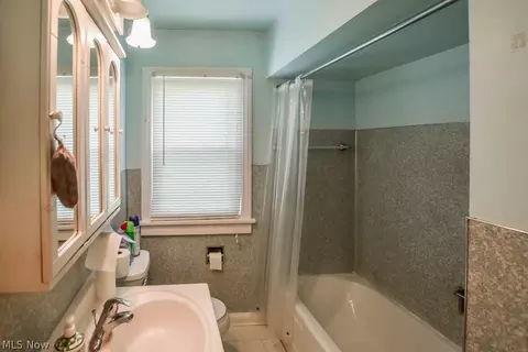 Bath - 2553 Broad Ave NW, Canton, OH 44708 photo 1 of 2