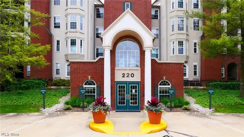 220 Fox Hollow Dr #302, Mayfield Heights, OH 44124