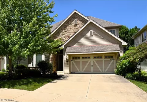 5175 River Creek Rd, Lyndhurst, OH 44124