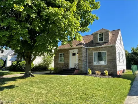 281 E 330th St, Willowick, OH 44095