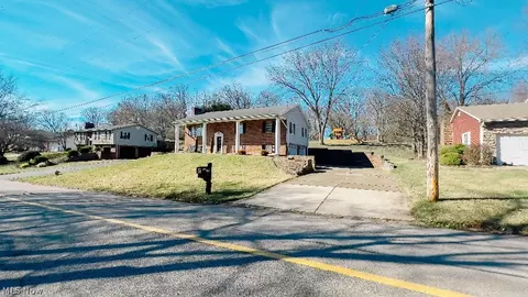 208 N Hills Dr, Parkersburg, WV 26104