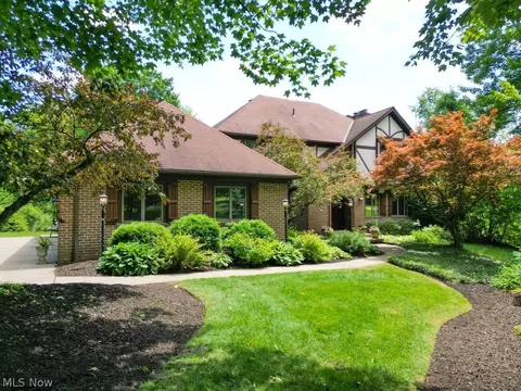 815 Sun Ridge Ln, Chagrin Falls, OH 44022