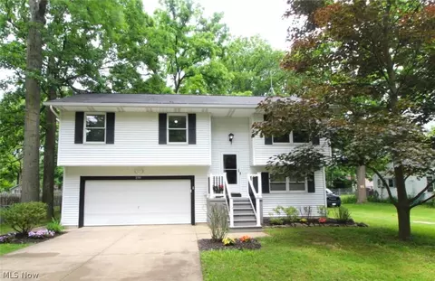 2101 Uniondale Dr, Stow, OH 44224
