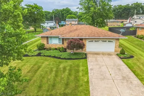 2700 Pasadena Dr, Seven Hills, OH 44131