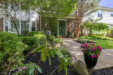 6965 Carriage Hill Dr, Brecksville, OH 44141
