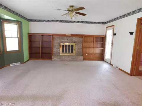 Living - 674 Calann Dr, Elyria, OH 44035 photo 2 of 3