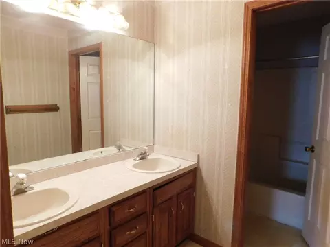 Bath - 674 Calann Dr, Elyria, OH 44035 photo 2 of 2