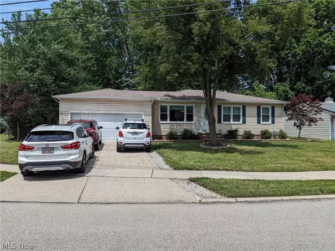 50 Aaron St, Berea, OH 44017 photo 2