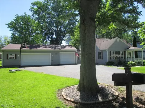Exterior - 1054 Elk Dr, Ashtabula, OH 44004 photo 3 of 11
