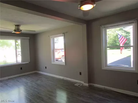Living - 1054 Elk Dr, Ashtabula, OH 44004 photo 3 of 9