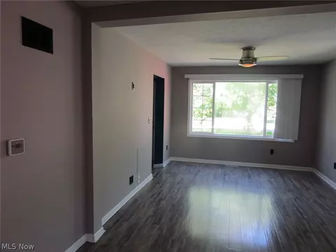 Living - 1054 Elk Dr, Ashtabula, OH 44004 photo 2 of 9