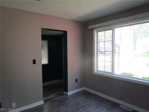 Living - 1054 Elk Dr, Ashtabula, OH 44004 photo 4 of 9