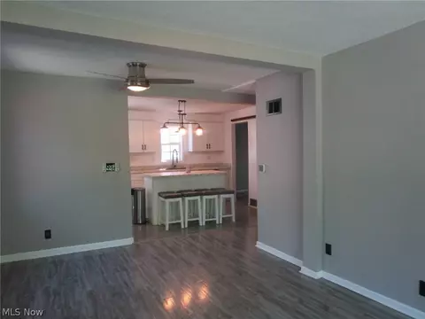 Living - 1054 Elk Dr, Ashtabula, OH 44004 photo 5 of 9