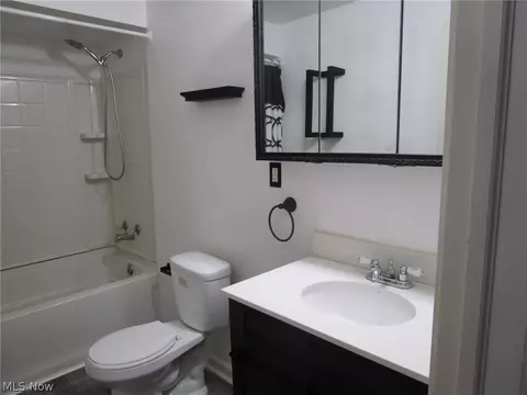 Bath - 1054 Elk Dr, Ashtabula, OH 44004 photo 2 of 4