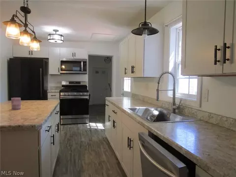 Kitchen - 1054 Elk Dr, Ashtabula, OH 44004 photo 4 of 5