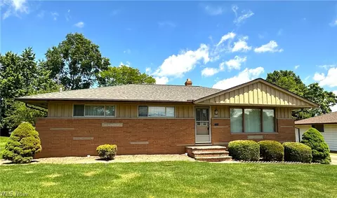2806 Sherwood Dr, Parma, OH 44134